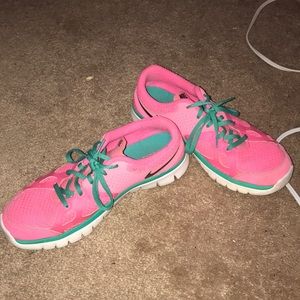 Women's Nike Fitsole tennis shoes.